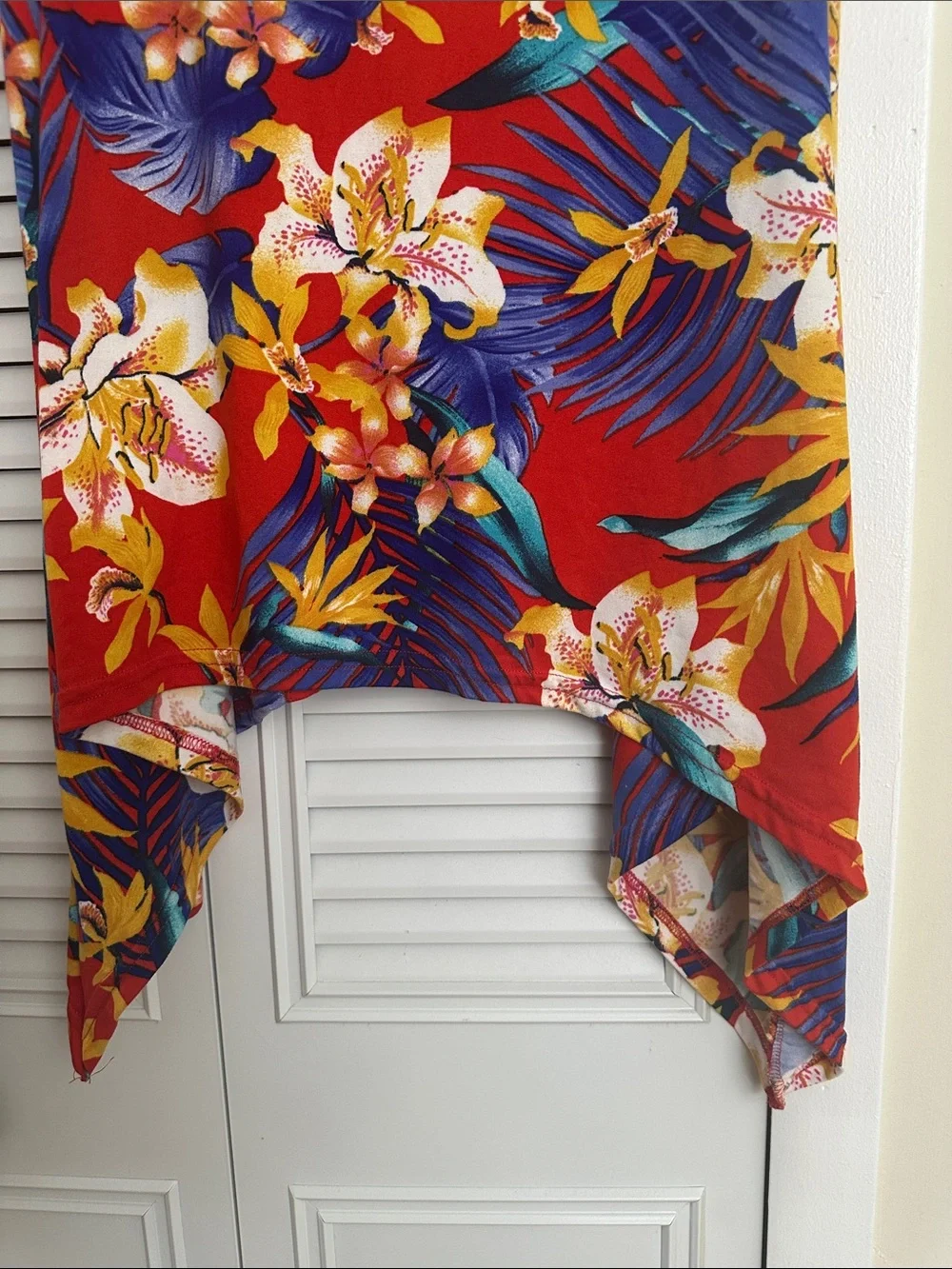 Jennifer Lauren Red Floral Sleeveless Shark Bite Tank Top Size 2X - Picture 2 of 4